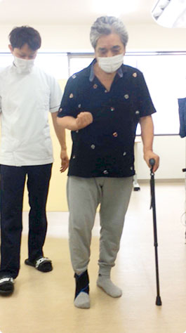 自宅内をサポーターで歩く練習